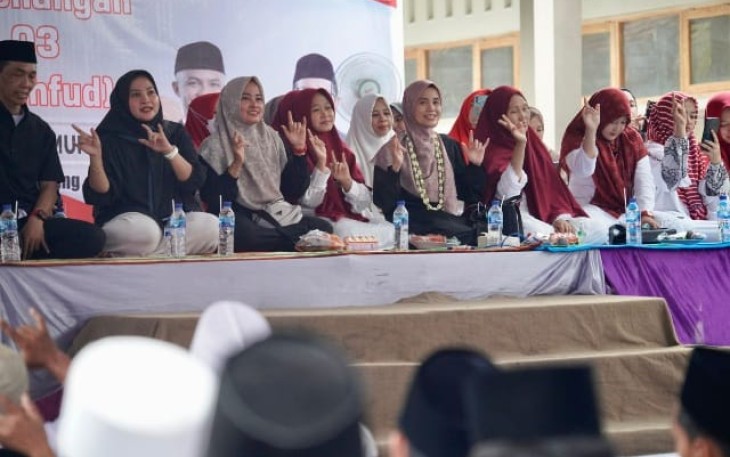 Istri capres nomor urut 3 Ganjar Pranowo, Siti Atikoh Supriyanti, saat bersilahturahmi ke pondok pesantren Gubug Al Munir, Lumajang, Jawa Timur pada Kamis (25/1/2024).