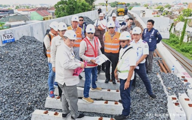 Menhub Budi Karya Sumadi bersama Kakorlantas Polri Irjen Pol Aan Suhanan meninjau pembangunan jalur kereta simpang Joglo, Sabtu (13/4)