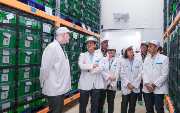 Menkes Budi Gunadi Sadikin bersama perwakilan BMGF mengunjungi fasilitas produksi vaksin polio di PT Biofarma Bandung, Senin (25/11)