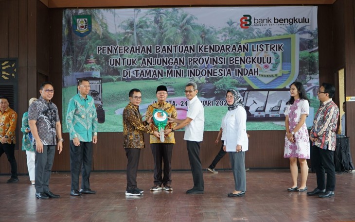 Direktur Bank Bengkulu menyerahkan kendaraan listrik dari Bank Bengkulu Cabang Jakarta ke Anjungan Daerah Provinsi Bengkulu di TMII pada Rabu (24/01/2024)