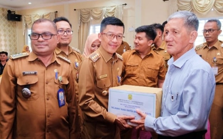 Pj Wali Kota Tanjung Pinang, Hasan, S.Sos, saat Serahkan Bingkisan Imlek di aula kantor Lurah Tanjungpinang Kota, Senin (5/2).