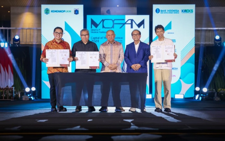 Menteri Koperasi dan UKM (MenKopUKM) Teten Masduki pada acara Jakarta 1st Modest Fashion Month (Mofam) di Lapangan Banteng, Jakarta, Minggu malam (13/10)
