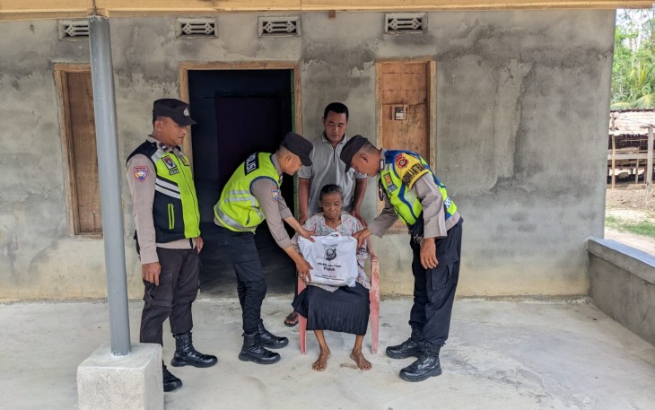 Polsek Belitang III Bagikan Bantuan Sembako Kepada Warga yang Membutuhkan