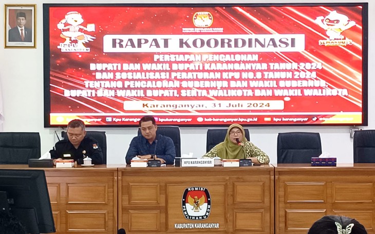Rapat koordinasi KPU Karanganyar terkait persiapan Pencalonan Bupati dan Wakil Bupati Karanganyar 2024, dan sosialisasi peraturan KPU Nomor 8 Tahun 2024, Rabu (31/7/2024), di Aula kantor KPU setempat