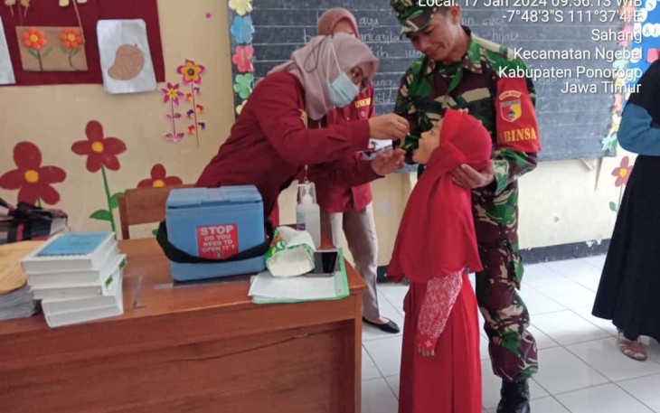 Anggota Kodim 0802/Ponorogo Lakukan Pendampingan Tim Nakes