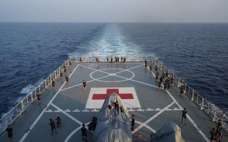 Satgas Port Visit Mesir 2024 saat Laksanakan Olahraga diatas KRI, Minggu (11/02).