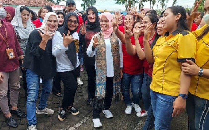 Istri capres nomor urut 3, Ganjar Pranowo, Siti Atikoh Supriyanti saat blusukan ke Pasar Bareng, Jombang, Senin (29/1).