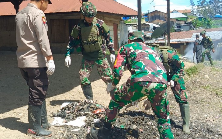Prajurit Pos Sinak Satgas Pamtas RI-PNG Mobile Yonif 323/BP Kostrad Pimpinan Letda Inf Aflah menunjukkan Sinergitas TNI-POLRI dengan Personel Koramil Sinak, Polres Sinak dan masyarakat sekitar bersama-sama melaksanakan kegiatan pembersihan Pasar Sinak, Kp Gigobak, Distrik Sinak, Kab Puncak, Senin (11/03/2024)