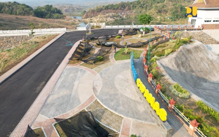  Bendungan Cipanas di Kabupaten Sumedang, Provinsi Jawa Barat