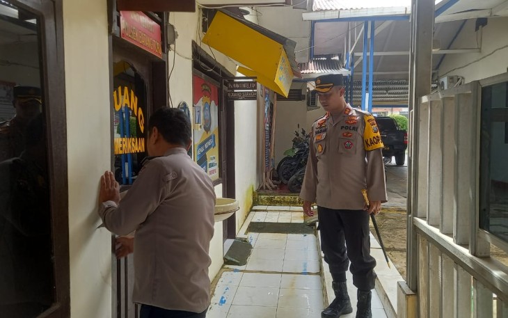 Kapolres Tapanuli Selatan (Tapsel) yang baru, AKBP Yasir Ahmadi, SIK, MH, melakukan pengecekan ke Mako Polsek Batang Toru, pada Sabtu (6/1/2024) sore.