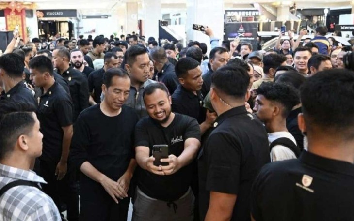 Kehadiran Presiden Jokowi disambut masyarakat yang tengah berada di mal. Presiden pun langsung menyapa warga dan melayani permintaan swafoto mereka.