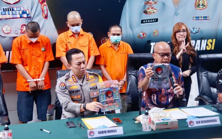 Direktur Narkoba Polda Metro Jaya Kombes Hengki didampingi Kabid Humas Polda Metro Jaya Kombes Ade Ary Syam Indradi saat melakukan konferensi pers 