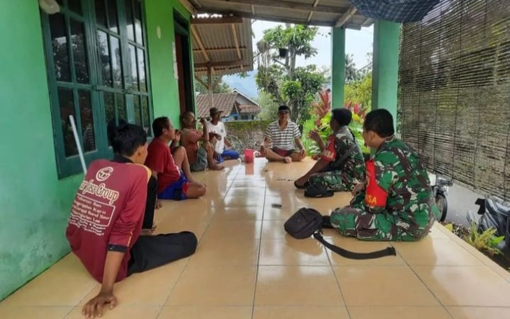 Babinsa Koramil 0801/01 Pacitan Komsos Dengan Warga