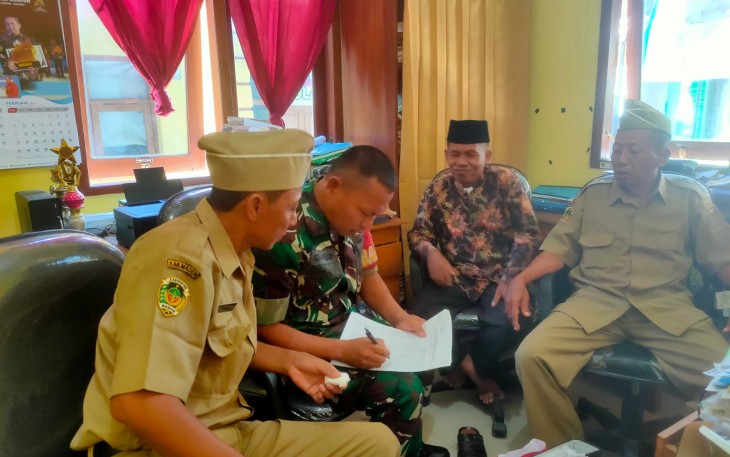Babinsa saat Komsos dengan Perangkat Desa Bibrik untuk Validasi Data Masyarakat