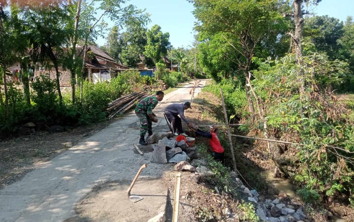 Gotong Royong Bangun Talud