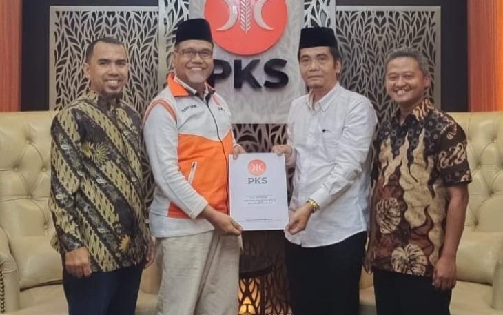 DPP Partai Keadilan Sejahtera (PKS) memberikan mandat kepada Daulat Yang Dipertuan Parit Batu Tuanku Jailani Alidinsyah sebagai bakal calon Bupati Pasaman Barat (Pasbar), Sumatera Barat yang akan berlaga pada Pilkada Serentak Tahun 2024
