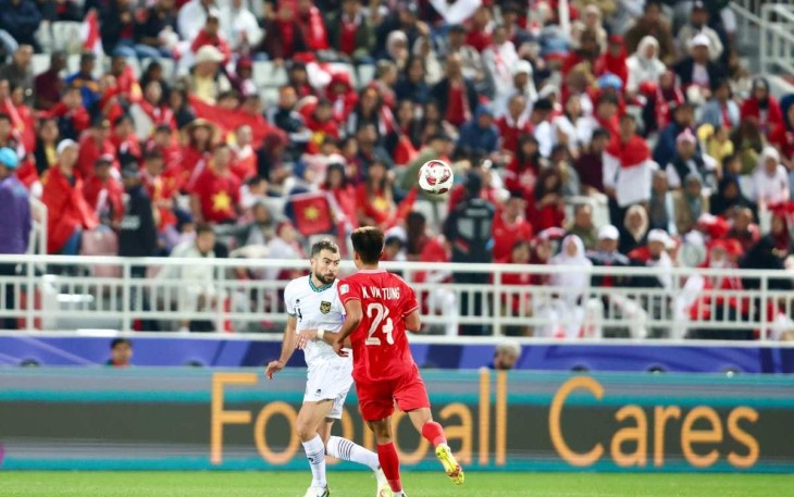 Jordi Amat (putih) saat pertandingan melawan Vietnam, Jumat (19/1).