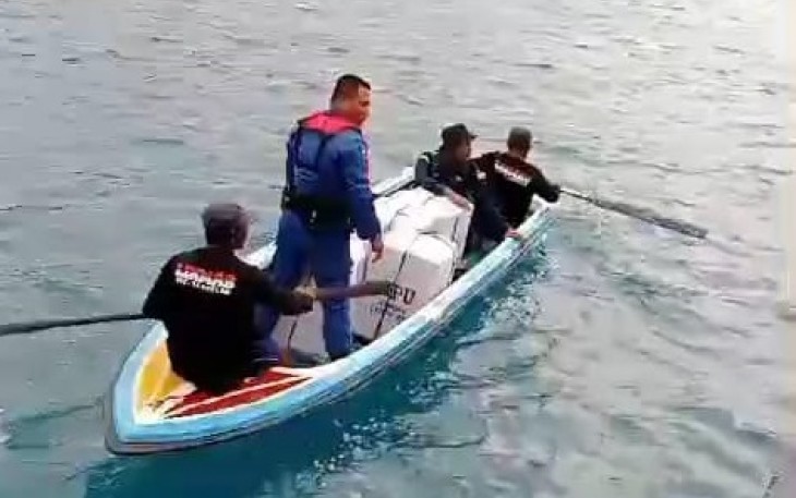 Sebanyak 6 Personel Polri dan 3 personel TNI melakukan pengawalan logistik Pemilu 2024 untuk 3 desa terluar yang ada si kecamatan Tambelan Kabupaten Bintan