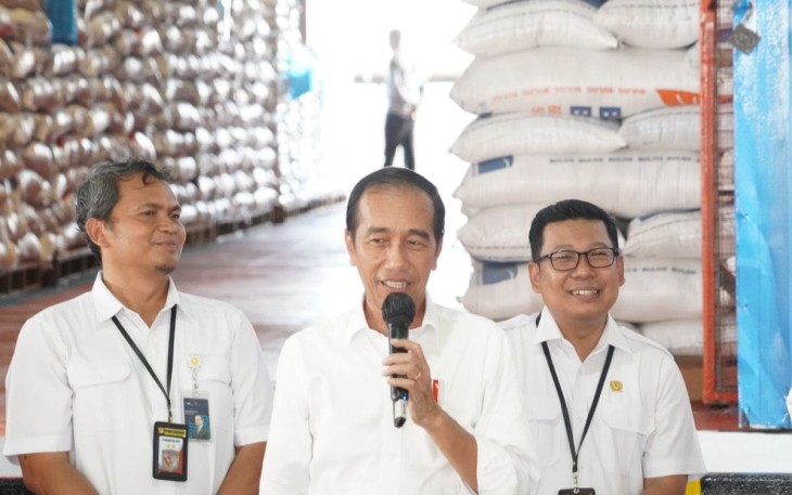 Kepala Badan Pangan Nasional/National Food Agency Arief Prasetyo Adi (kanan) saat dampingi Presiden Joko Widodo mengunjungi Gudang Perum Bulog Paceda, Bitung, Sulawesi Utara pada Jumat (23/2/2024).