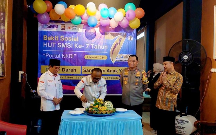  Memperingati HUT ke-7, Serikat Media Siber Indonesia (SMSI) Provinsi Bengkulu bekerjasama dengan PMI Kota Bengkulu melaksanakan bakti sosial donor darah dan juga pemberian santunan kepada anak yatim, Kamis (7/3/2024)