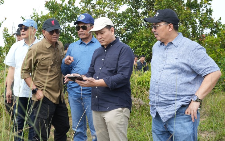 Deputi Kemenko Polhukam saat meninjau lokasi pembangunan hunian baru di Tanjung Banon, Minggu (9/6/2024).