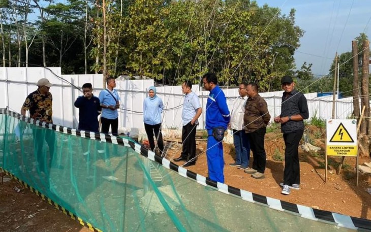 Direktur PUDAM Tirta Lawu Prihanto, bersama sejumlah anggota Kejari Karanganyar yang melakukan pendampingan terhadap pembangunan gedung PTC saat melakukan Mutual Check Awal (MC 0), Selasa (2/7/2024)
