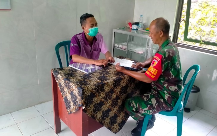 Anggota Koramil Sine Kodim 0805/Ngawi Serma Suyono melaksanakan pengumpulan data teritorial (Puldata Ter), yakni pengambilan data stunting, di Puskesmas Pembantu Desa Wonoasri Kecamatan Sine, Rabu (21/02/2024)