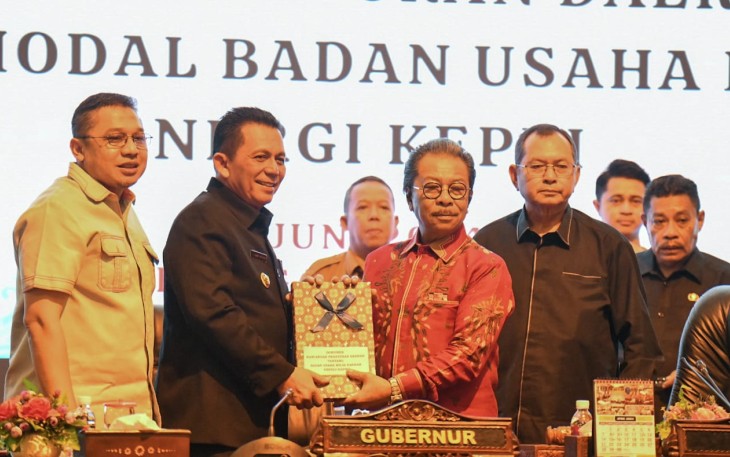 Gubernur Kepulauan Riau, H. Ansar Ahmad, menyampaikan Rancangan Perda tentang pendirian BUMD Energi Kepri. 
