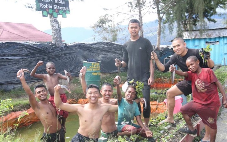 Raut rona bahagia terpancar di wajah sekelompok bocah Papua saat masing-masing dari mereka menerima 1 plastik berisi Ikan Lele yang diberikan oleh personel Satgas Pamtas Mobile Yonif 330 Tri Dharma Kostrad