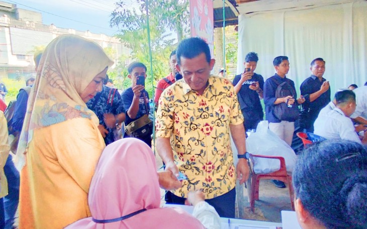 Gubernur Kepulauan Riau H. Ansar Ahmad bersama keluarganya menggunakan hak pilihnya untuk Pemilu 2024 dengan mencoblos di TPS 002 Tanjungpinang Timur pada Rabu, (14/02)