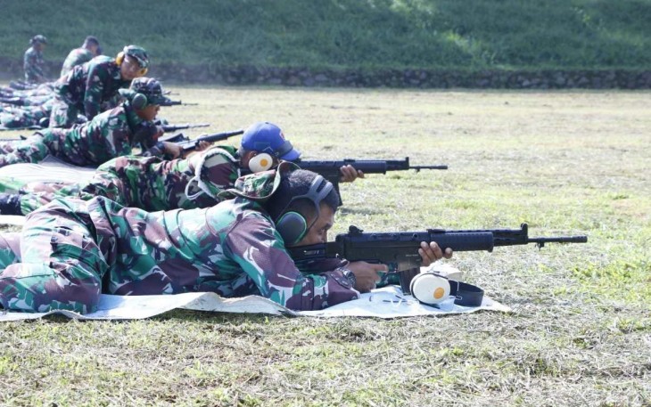 Detasemen Markas Komando Pemeliharaan Materiel TNI Angkatan Udara (Denma Korharmatau) menggelar latihan menembak laras panjang di Lapangan Tembak Kopasgat, Lanud Sulaiman, Margahayu, Bandung, Jumat (08/03/2024)