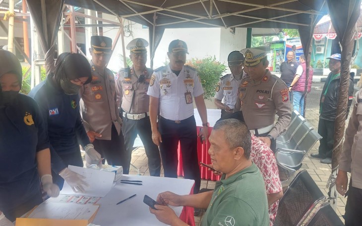 Sejumlah Sopir saat Jalani Pemeriksaan Kesehatan dan Urine Diterbus Kalideres
