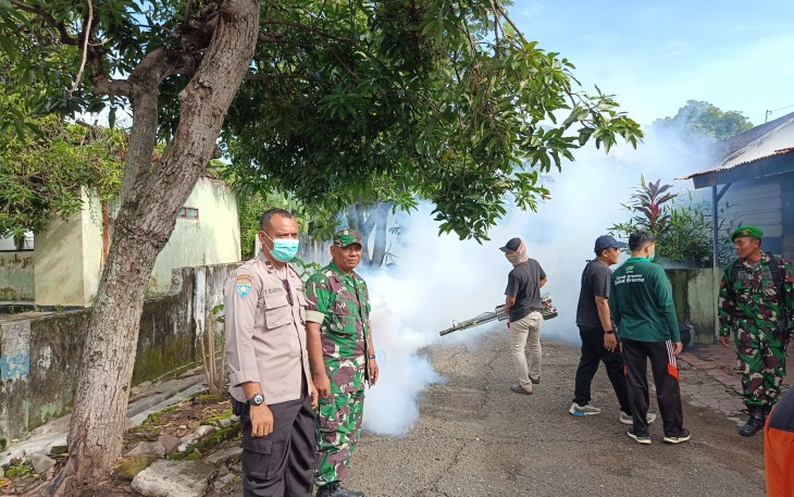 Fogging Cegah DBD di wilayah RT 05 dan RT 06 RW 02, Jalan Kemiri, Kelurahan Taman, Kecamatan Taman, Kota Madiun, pada Jumat (27/12/2024).