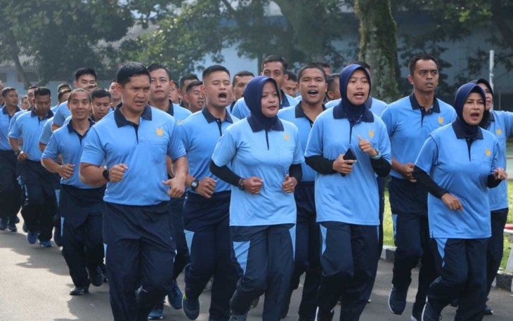 Pelaksanaan senam pagi di lapangan apel Koharmatau, Bandung, Jawa Barat, Selasa (16/01/2024)