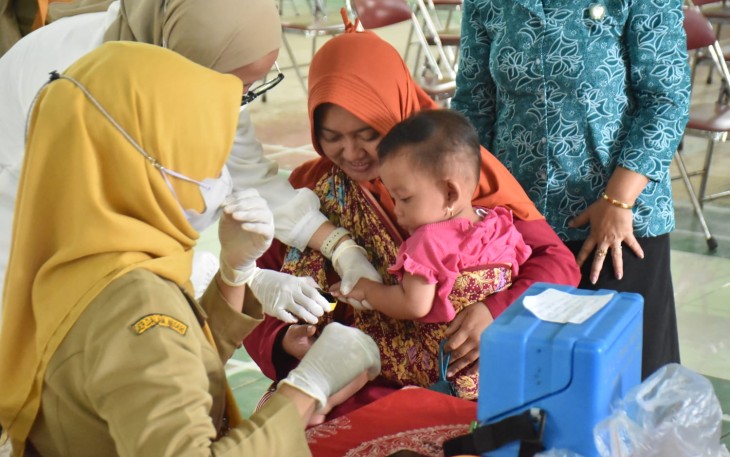 Seorang balita sedang mendapatkan imunisasi polio dari petugas kesehatan Dinkes Karanganyar.