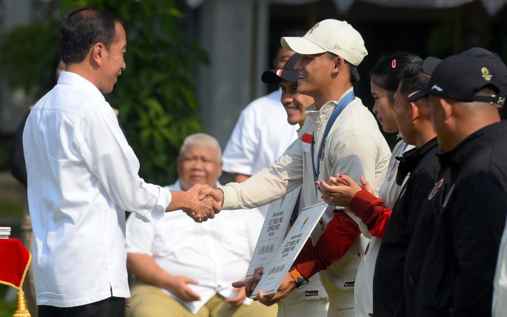 Presiden Joko Widodo saat memberikan bonus atlet peraih emas olimpiade di Jakarta 
