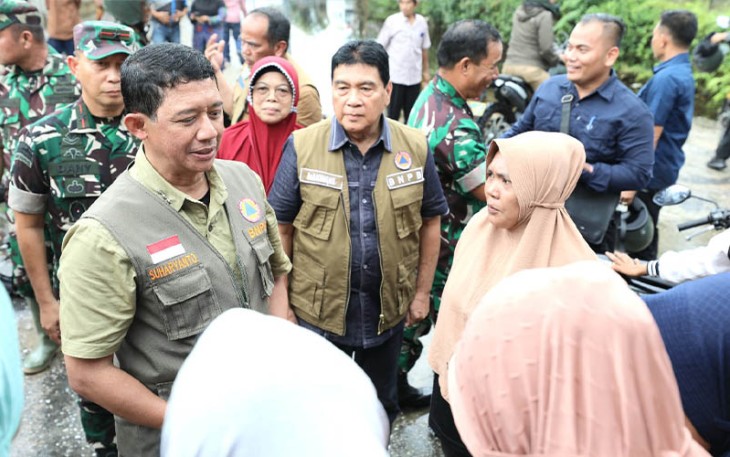 Kepala BNPB Letjen TNI Suharyanto, S.Sos., M.M., saat temui warga terdampak banjir di Riau