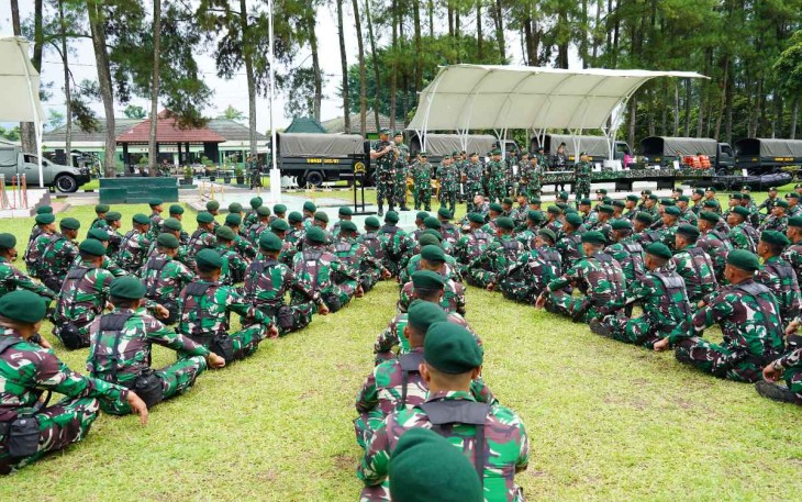 Pangkogabwilhan II Marsda TNI M Khairil Lubis saat memberikan motivasi prajurit Yonif 502/UY, di Jabung, Malang, Rabu (20/11)