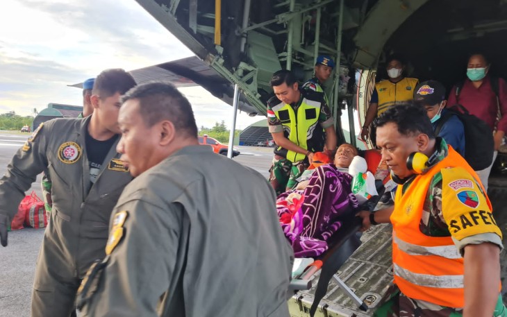 Prajurit TNI AU saat Evakuasi Masyarakat dalam Kondisi Kritis di Wamena