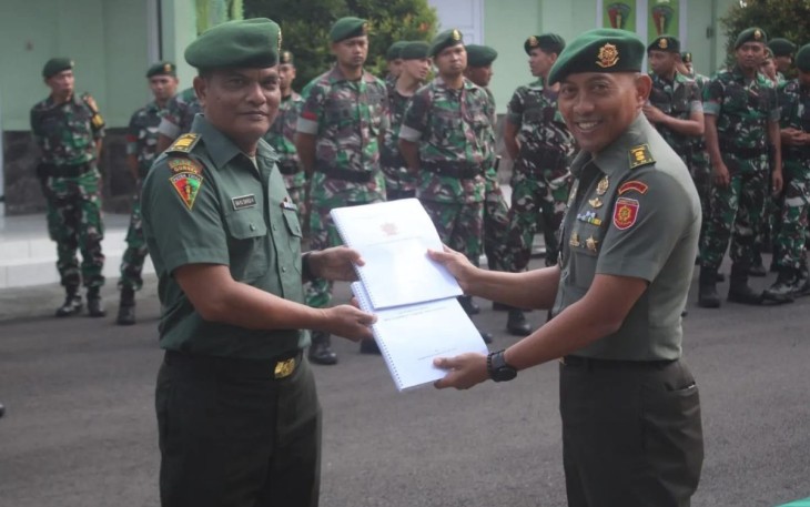 Kasmenarmed 2 Kostrad Letkol Arm Siswo Budiarto saat memberikan buku pedoman bahasa inggris ke prajuritnya usai apel pagi, Senin (15/1)