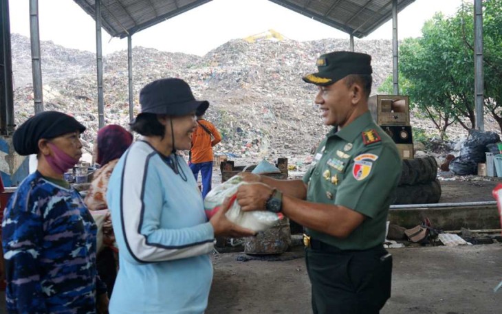 Senyum sumringah ibu Susilowati (63) pemulung di TPA Winongo saat menerima bingkisan Danrem 081/DSJ, Selasa (16/1)