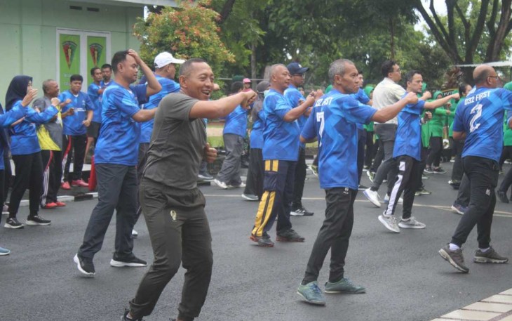 Kasmenarmed 2 Kostrad Letkol Arm Siswo Budiarto saat olahraga senam bersama dengan KPPN Malang, Jum'at (19/1)