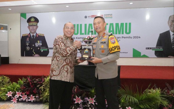 Kapolda Jatim Irjen Pol Imam Sugianto menerima cenderamata dari Rektor UM Surabaya, Kamis (18/1)