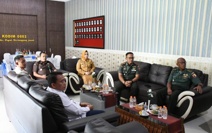 Komandan Kodim 0802/Ponorogo, Letkol Inf Hirta Juni Adriansyah, S. Sos. M. Han. hari ini mengikuti kegiatan Komunikasi Sosial bersama Aster Kasad, Mayjen TNI Hadi Susilo S.I.P, bertempat di ruang Lobby Kodim 0802/Ponorogo, jalan Basuki Rahmad No.38, Kota Ponorogo, Senin (22/01/2024)