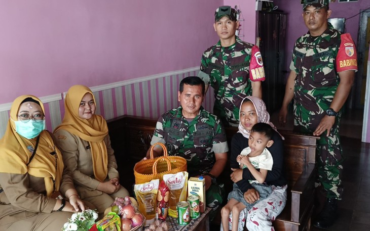Kodim 0803/Madiun melalui Koramil 01/Taman menyalurkan bantuan Sembako kepada anak penderita stunting atau gagal tumbuh akibat mengalami kurang gizi kronis berlokasi di Kelurahan Demangan, Kecamatan Taman, Kota Madiun, Senin (22/1/2024)