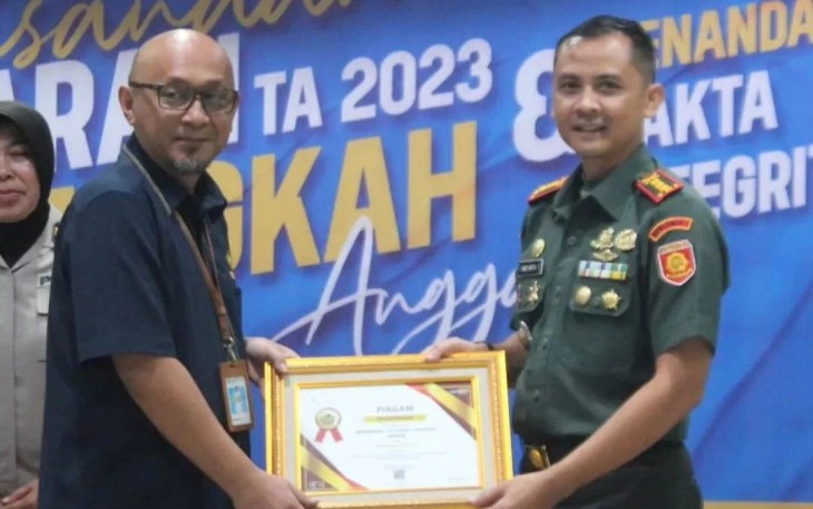 Danmenarmed 1 Kostrad Kolonel Arm I Made Mertha Yasa saat menerima penghargaan dari KPPN Purwakarta, Rabu (24/1)