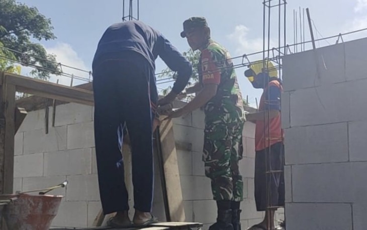 Sertu Sumardi Bantu Warga Bangun Rumah, Minggu (28/1)