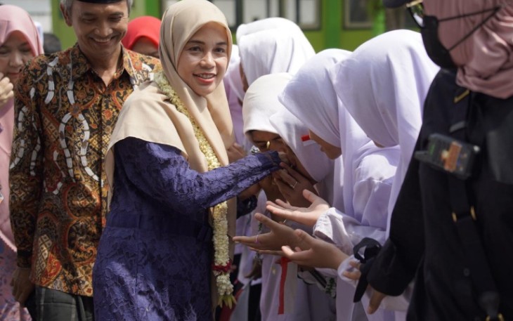 Siti Atikoh disambut santriwati ponpes Khas Kempek Cirebon, Selasa (30/1)