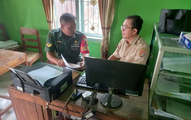 Sertu Awaludin Babinsa Karanganyar saat pendataan dengan perangkat desa binaan, Selasa (30)1)