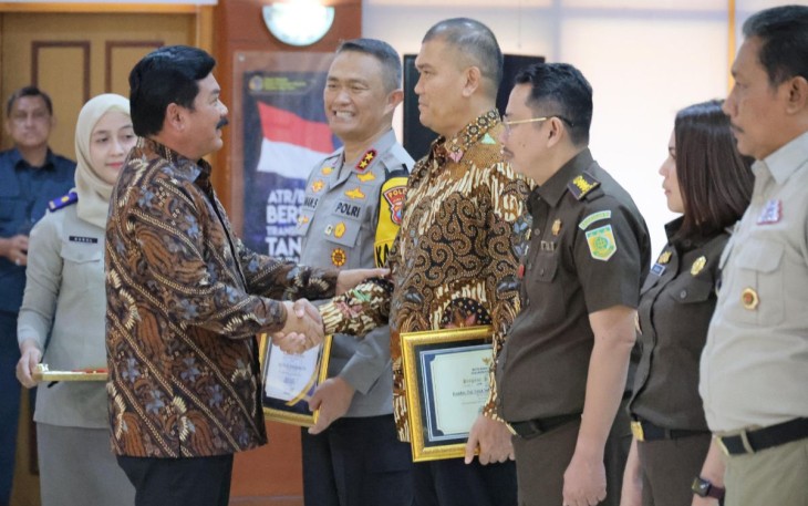 Menteri ATR/BPN Hadi Tjahjanto saat memberikan penghargaan kepada Satgas Anti Mafia Tanah Provinsi Jatim, di Surabaya, Rabu (31/1)